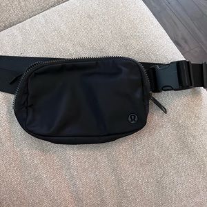 Black Everywhere Belt Bag